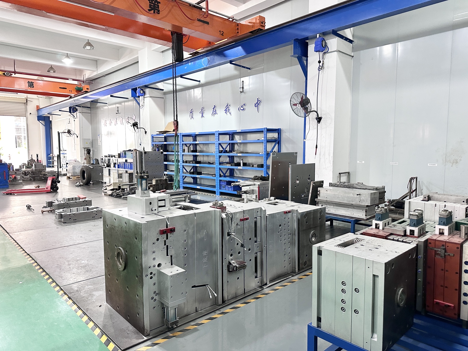 Hongye mold workshop with heavy tooling blocks and overhead cranes